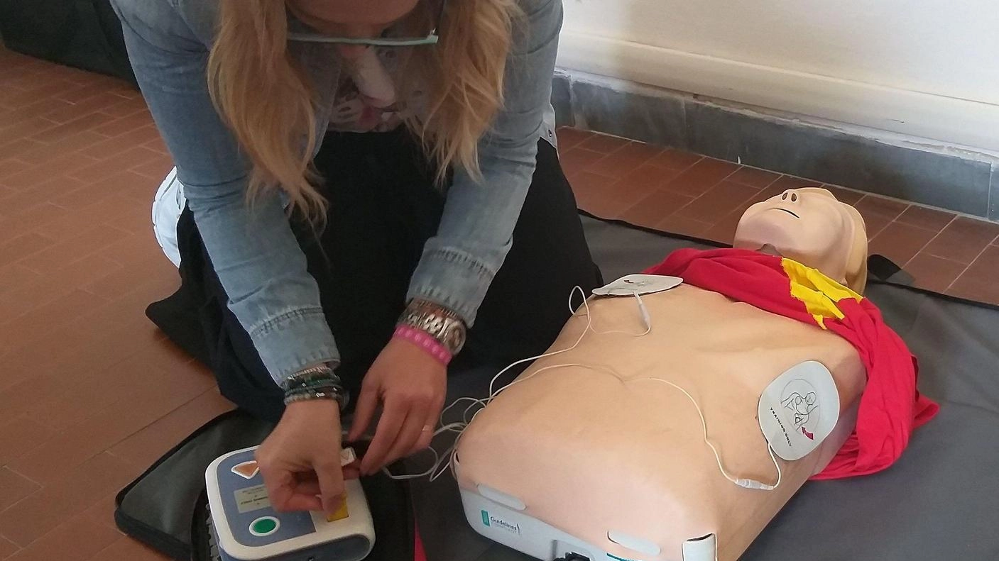 

Defibrillatori: Dae a Pozzi e Corso a Seravezza per l'uso dei Dae