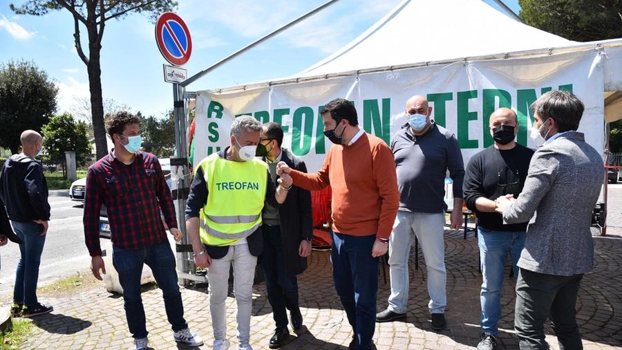 Matteo Salvini con i lavoratori licenziati della Treofan