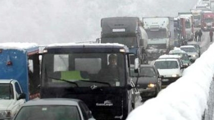Auto in autostrada ferme per la nevicata (foto di repertorio)