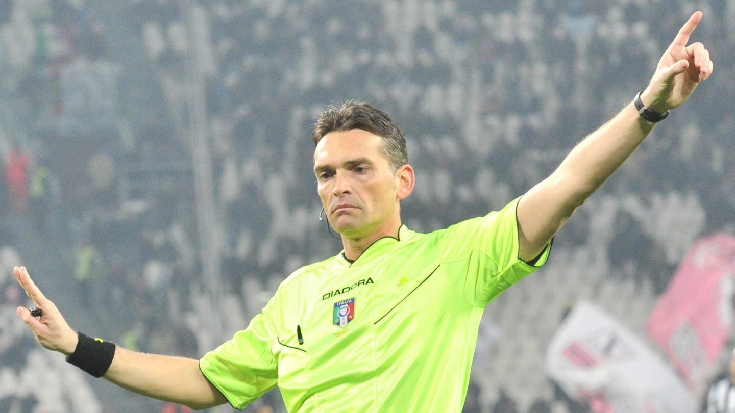 L’arbitro pistoiese Massimiliano Irrati ha sospeso la gara dell’Olimpico fra Lazio e Napoli