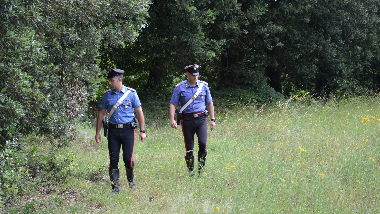 Le ricerche dei carabinieri nei boschi 