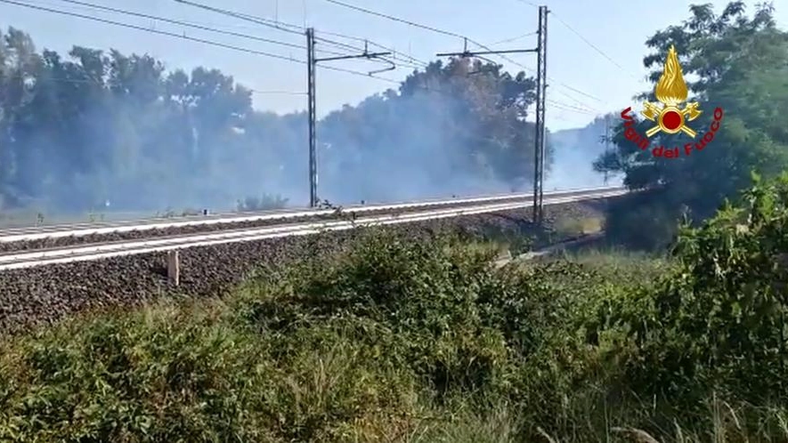 Incendio vicino alla ferrovia (foto di repertorio)