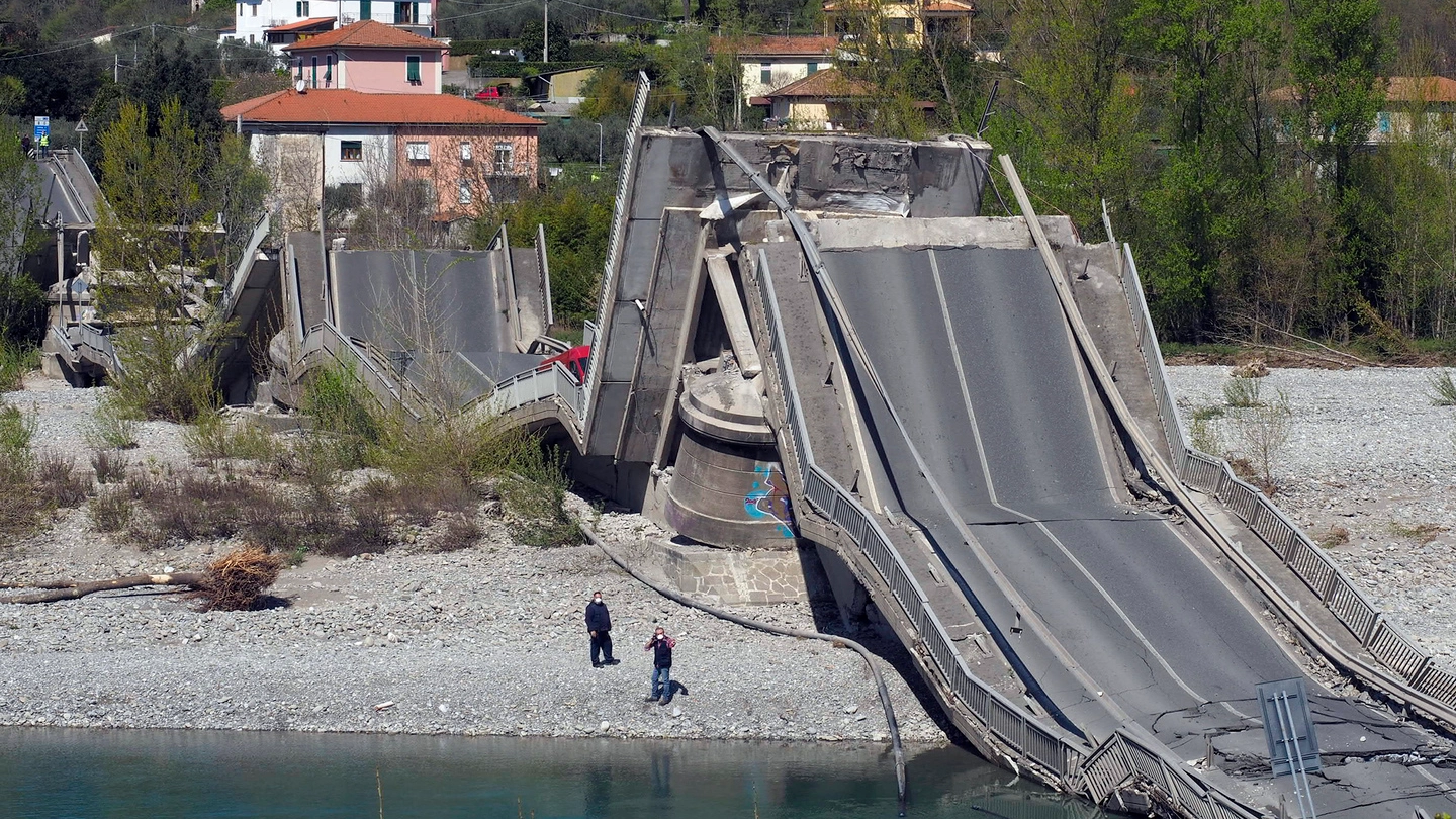 Il ponte crollato (Foto Pasquali)