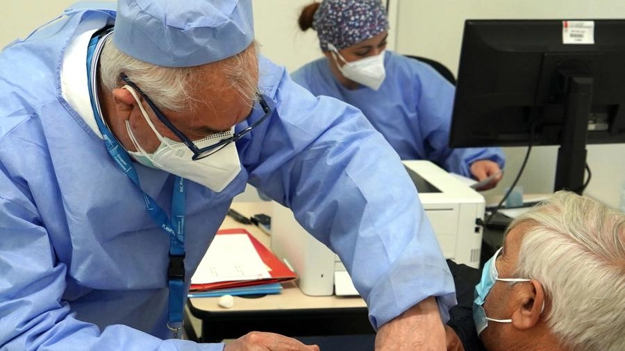 Il cardiochirurgo Bruno Murzi, in pensione, è tornato a esercitare per vaccinare