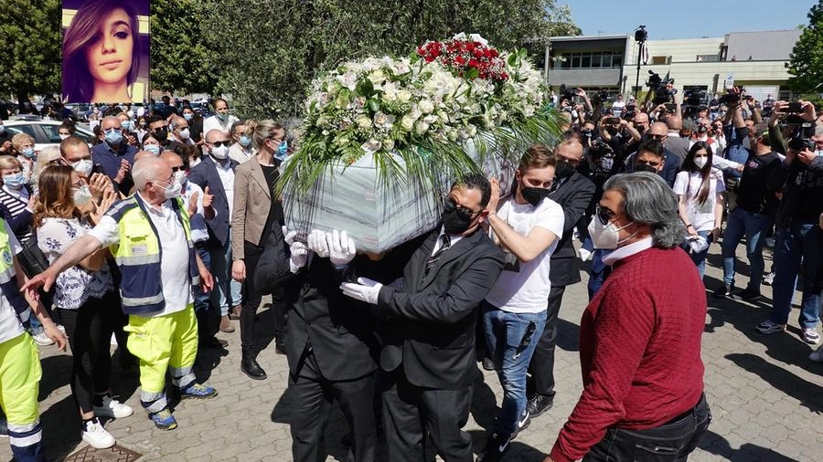 I funerali di Luana D'Orazio (Luca Castellani / FotoCastellani). Nel riquadro la giovane