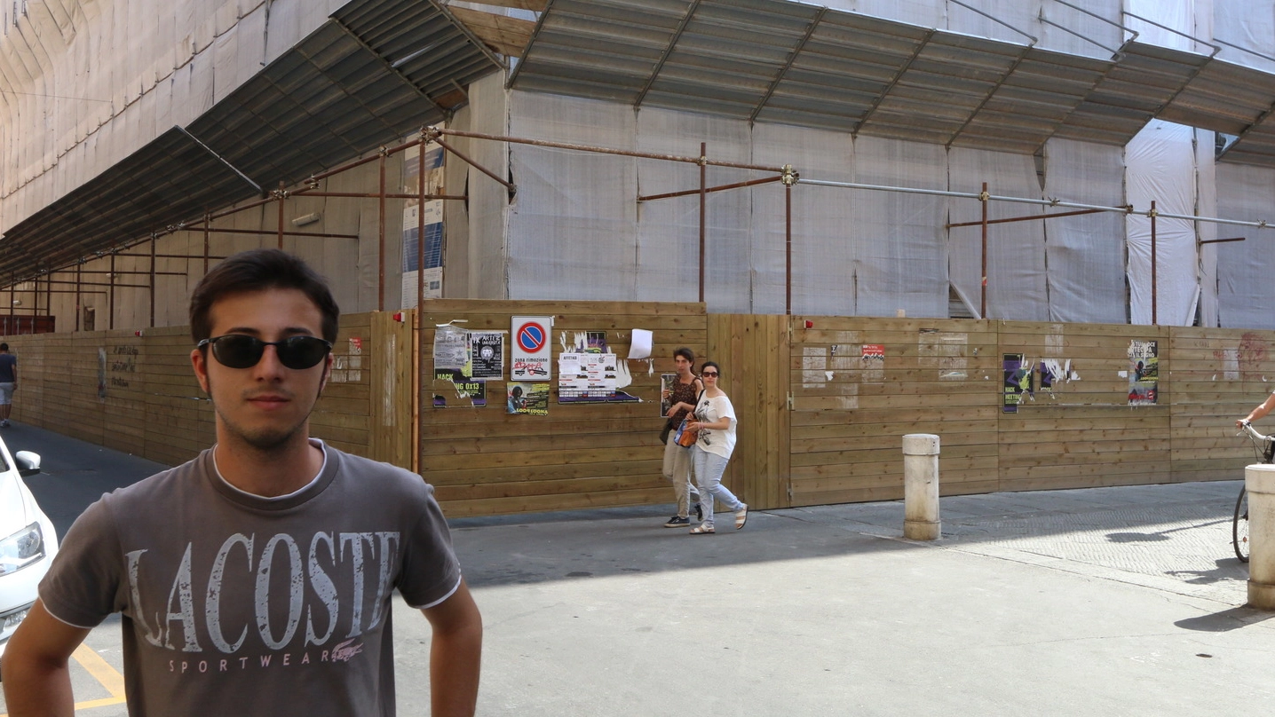 Il Palazzo della Sapienza circondato dalle impalcature per i lavori di ristrutturazione (Foto Valtriani)