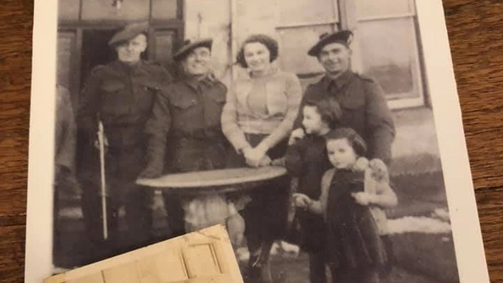 La foto attraverso cui la famiglia del soldato cerca la bambina (Fb Matteo Incerti)
