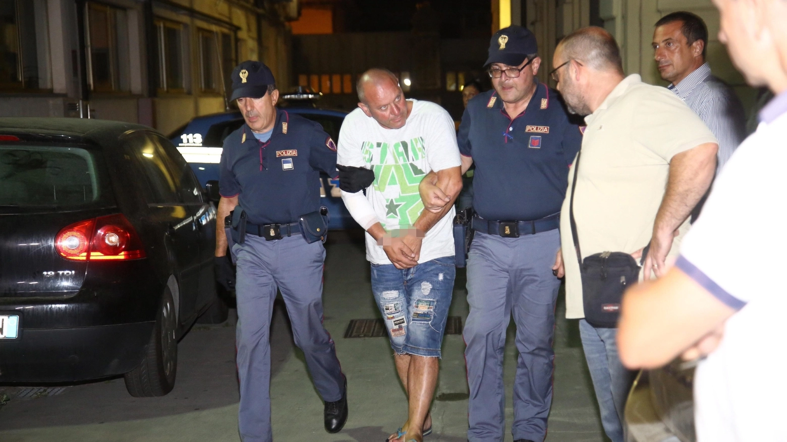 Pasquale Russo accompagnato in carcere (foto Ansa)