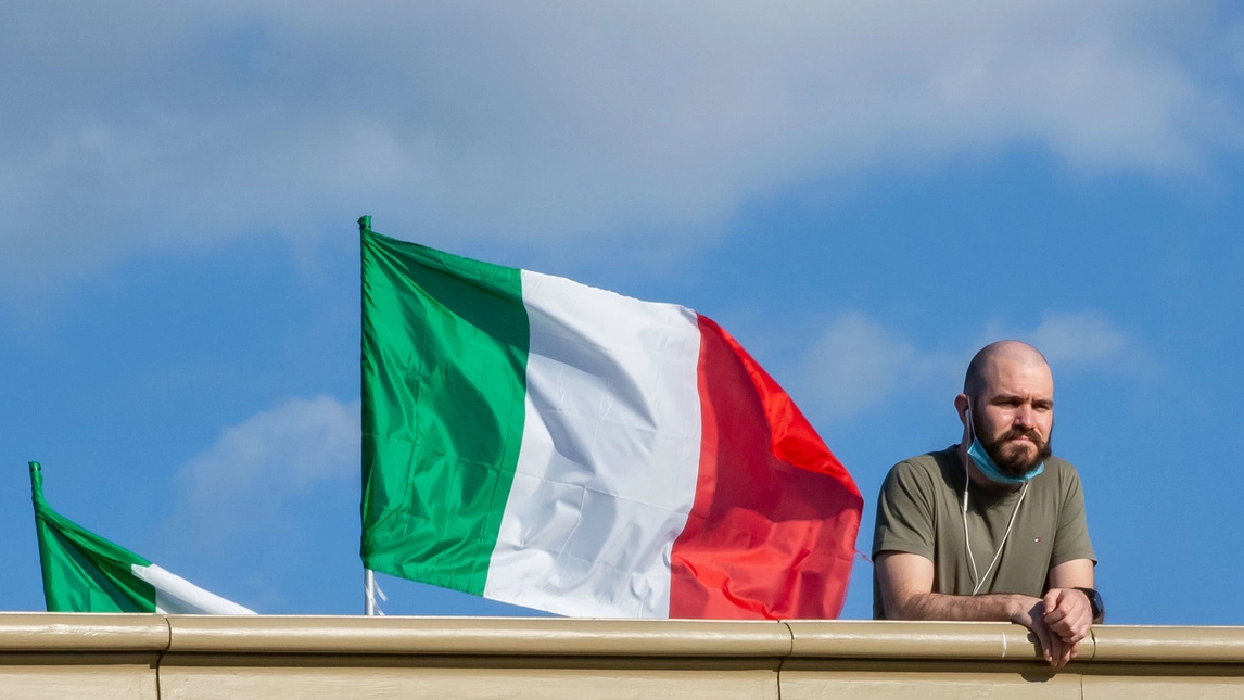 Bandiera italiana su un tetto (New Press Photo)