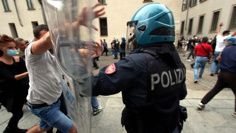 Tensioni e tafferugli all'ultima manifestazione a Milano