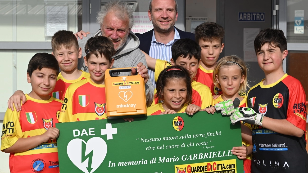 La donazione del defibrillatore alla scuola calcio Gs Porta a Lucca
