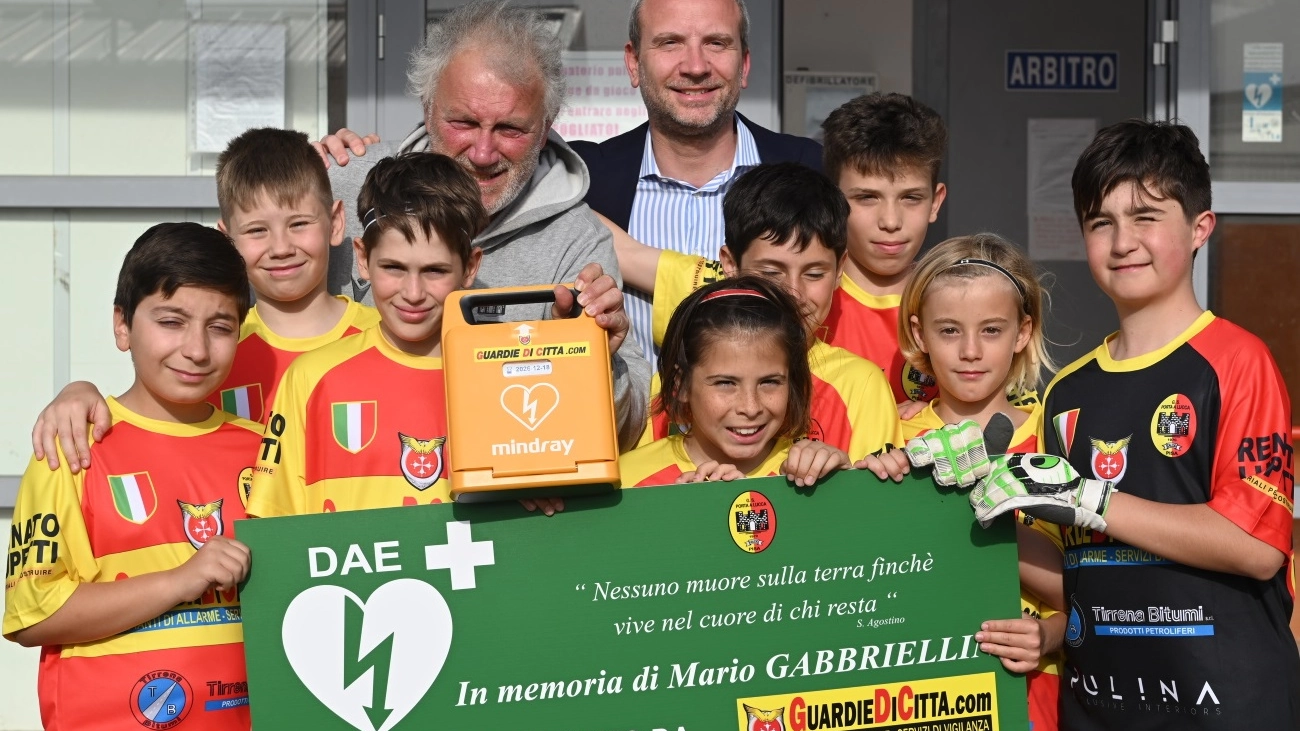 La donazione del defibrillatore alla scuola calcio Gs Porta a Lucca La donazione del defibrillatore alla scuola calcio Gs Porta a Lucca