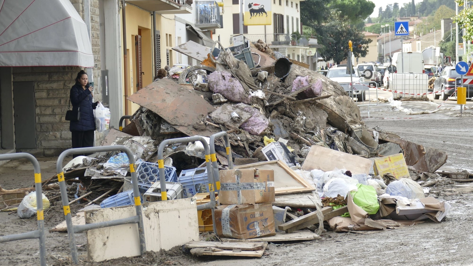 Cumuli di rifiuti in strada (foto Attalmi)