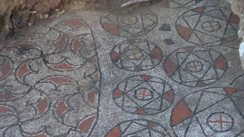 Un particolare dei mosaici recuperati nella villa Romana