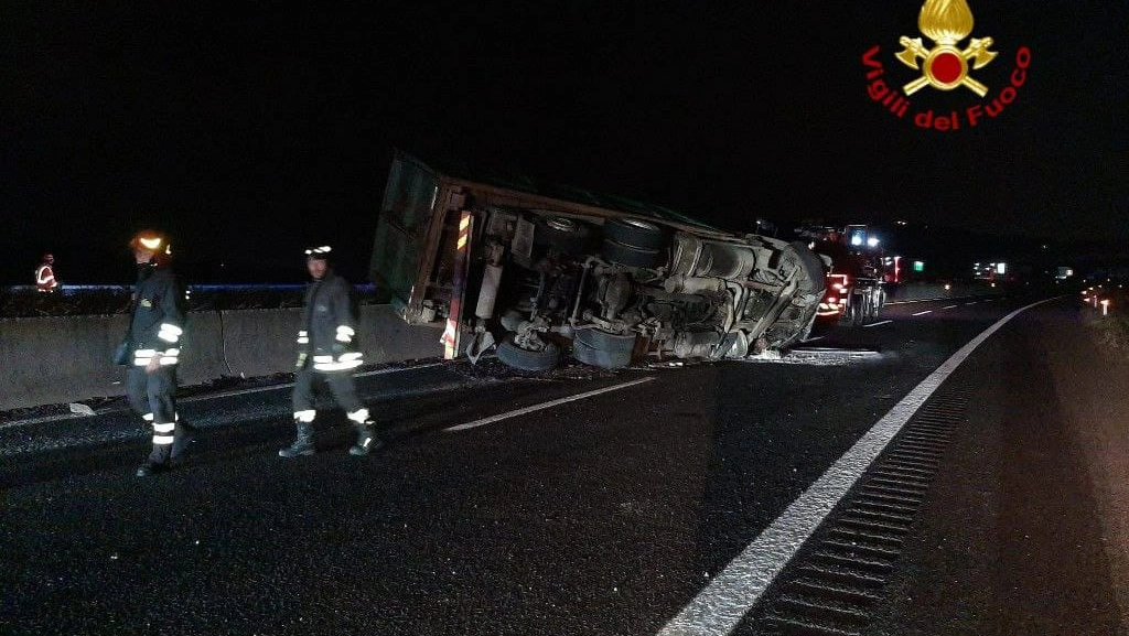 Il camion ribaltato in A12 tra Collesalvetti e Rosignano (Foto vigili del fuoco)