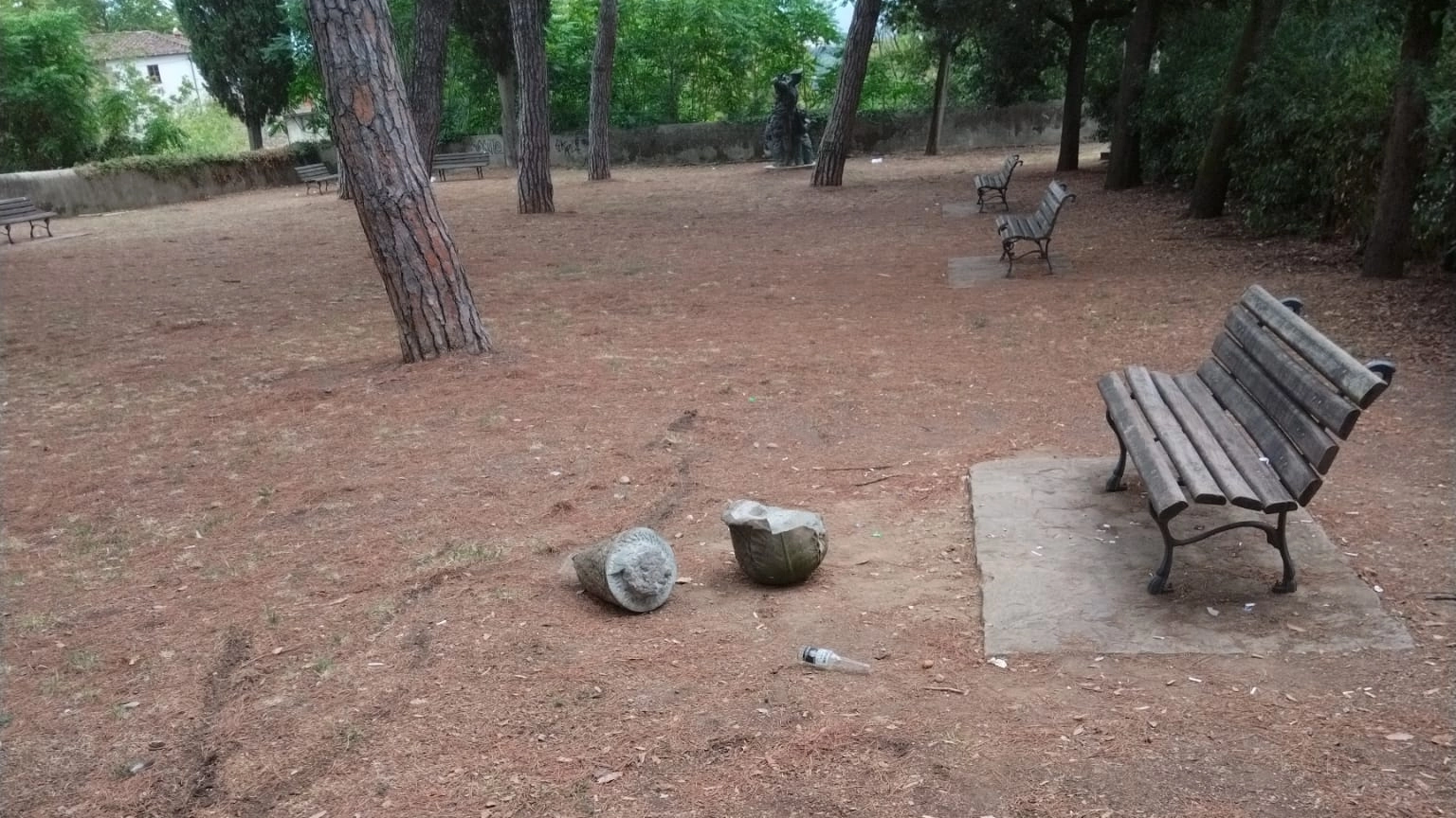 I pezzi della colonna spostati (o lanciati?) da qualcuno al centro del giardinetto I pezzi della colonna spostati (o lanciati?) da qualcuno al centro del giardinetto