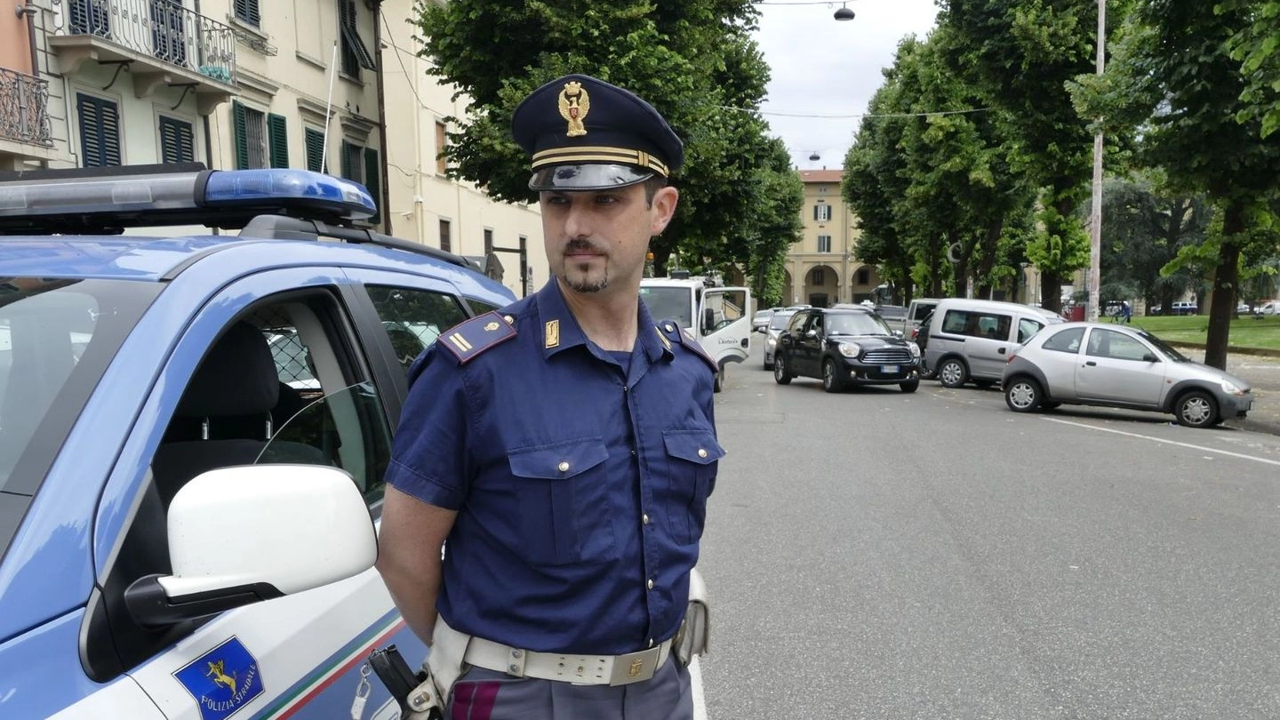 Polizia presidia la "zona calda" di piazza Mercatale (foto Attalmi)