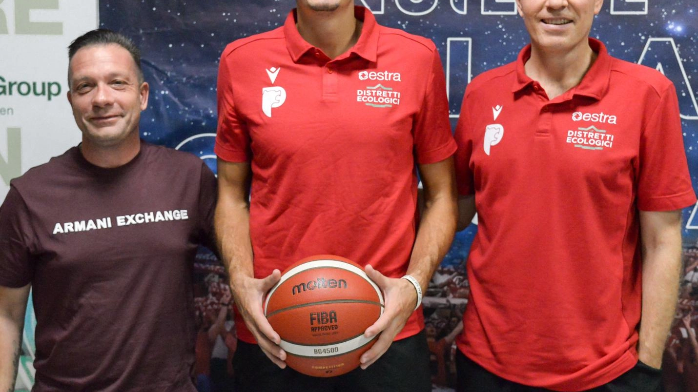Estra Pistoia, Hawkins si presenta: "In campo mi diverto. E do tutto" Estra Pistoia, Hawkins si presenta: "In campo mi diverto. E do tutto"
