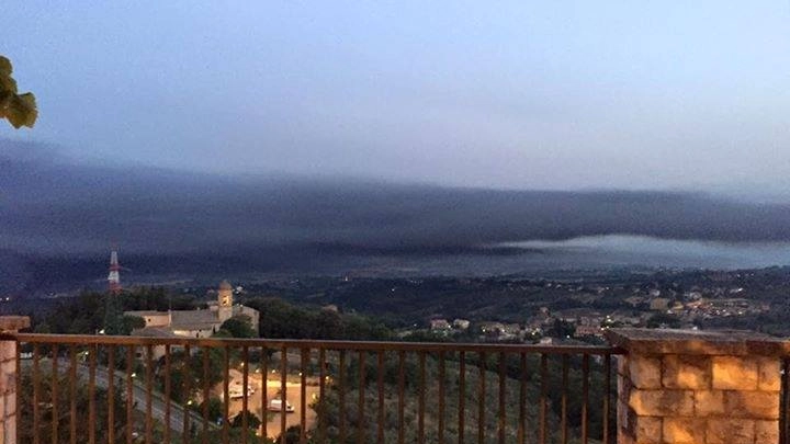 Dopo l'incendio di questa notte, nube nera sulla città di Terni (foto utente Facebook)