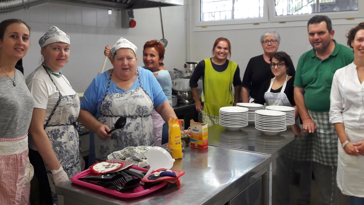 I volontari della mensa della Caritas di Ponsacco che ha aperto la nuova sede in via Valdera C