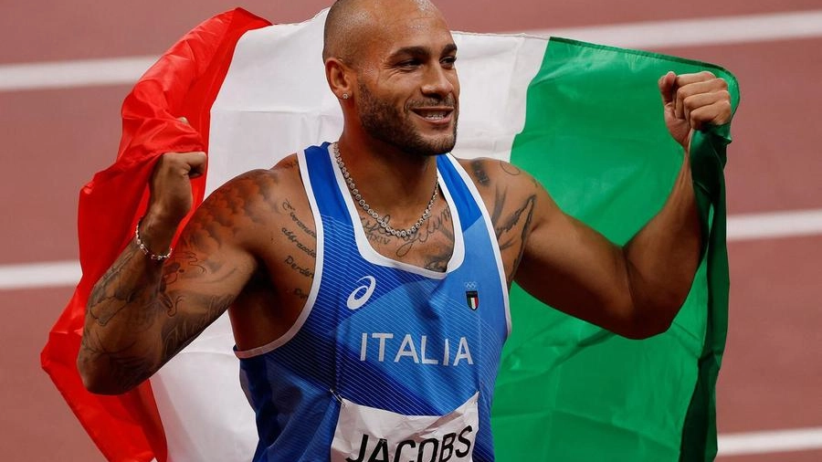 Marcell Jacobs festeggia la vittoria nella finale dei 100 metri alle Olimpiadi di Tokyo