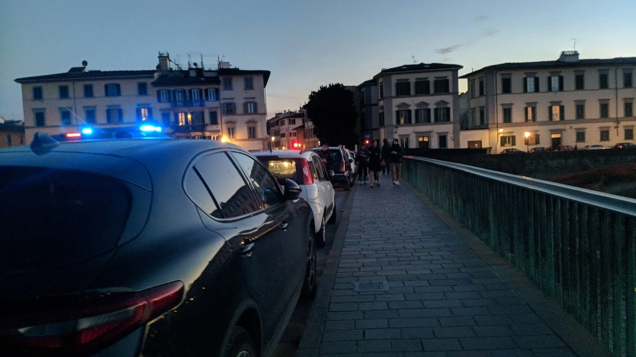 I poliziotti hanno convinto l'uomo a tornare sul marciapiede I poliziotti hanno convinto l'uomo a tornare sul marciapiede