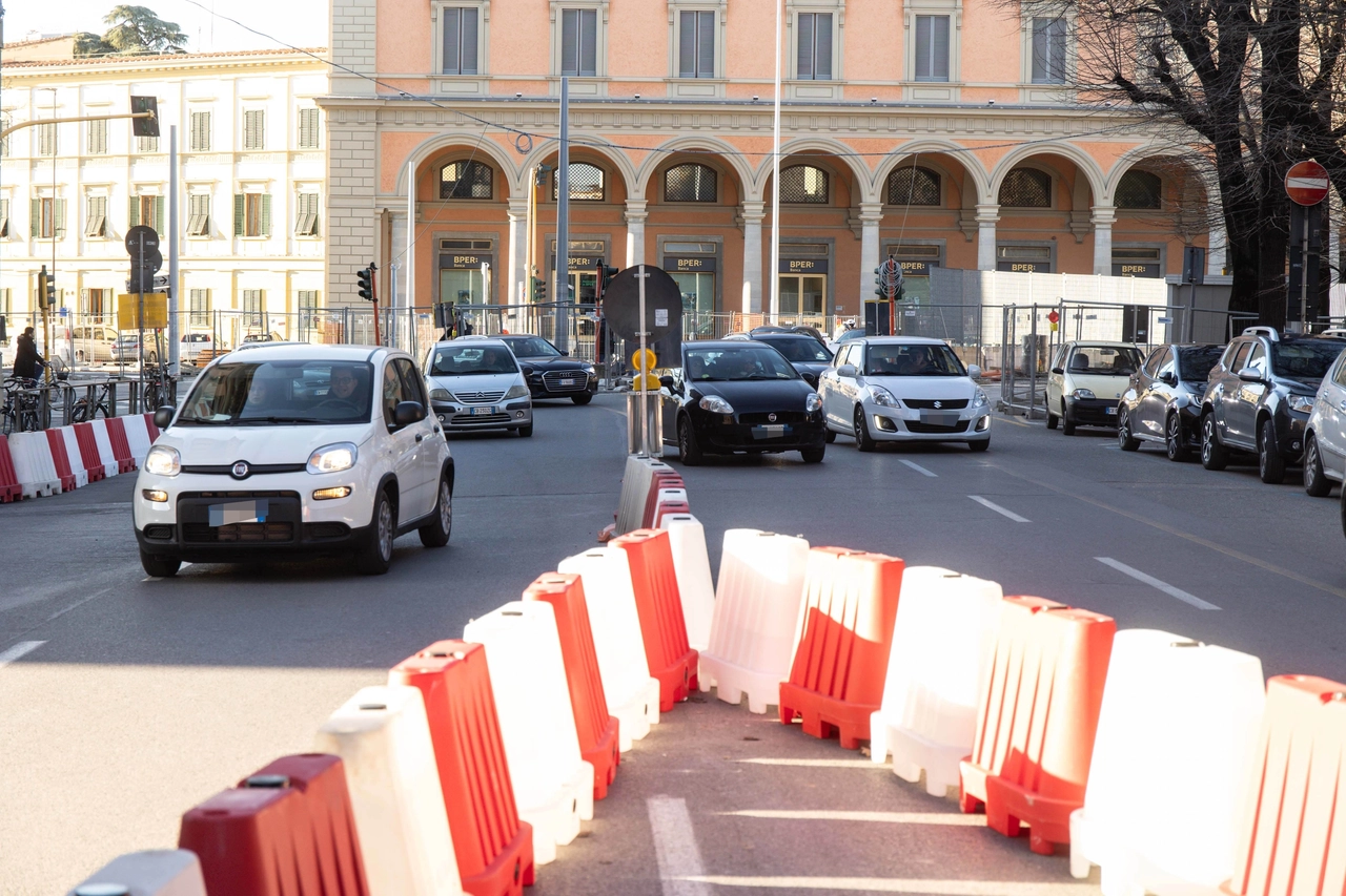 La biforcazione delle corsie in piazza della Libertà (Foto Cabras / New Press Photo)