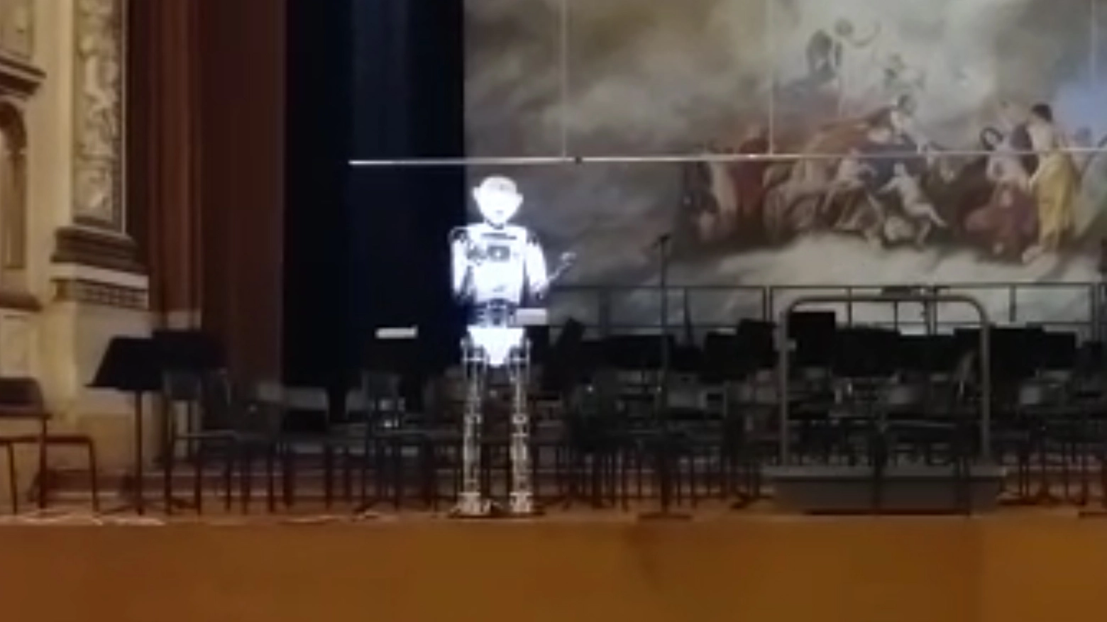 Il robot canta sul palcoscenico