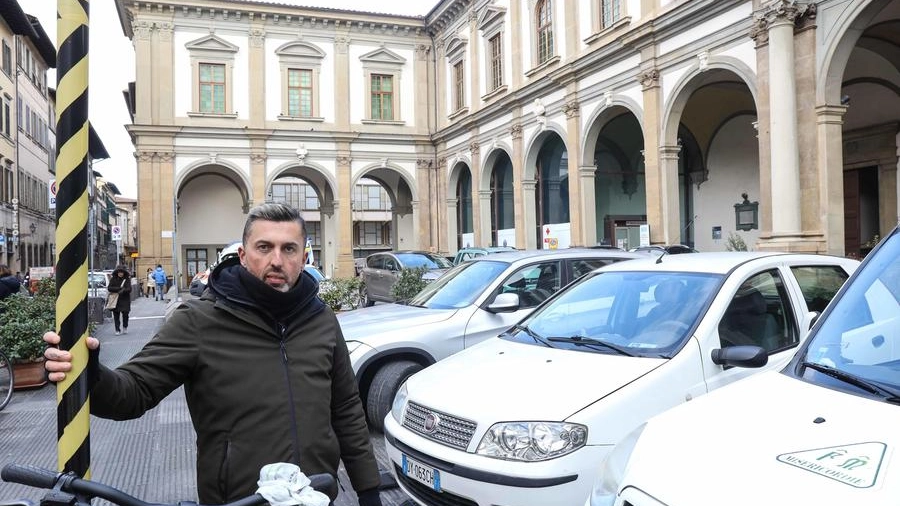 Simone Scavullo (Cittadini per Firenze) nel piazzale occupato dalle auto