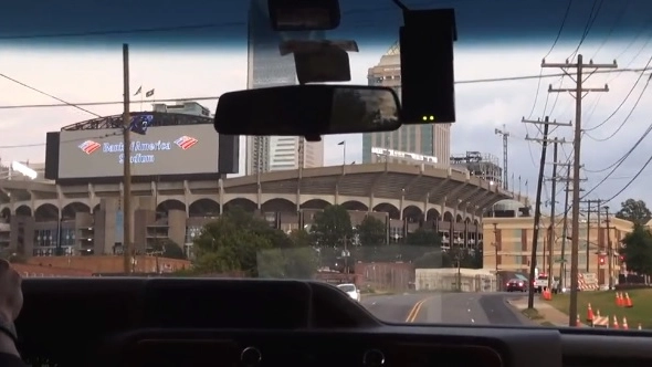 Il Bank of America Stadium visto da un'auto: qui stasera gioca la Fiorentina