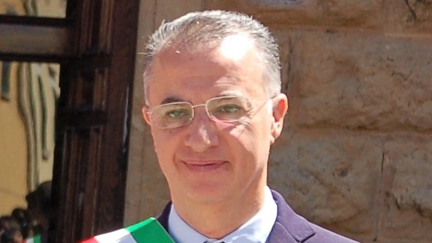 Il sindaco Alberto Ferrini. A fianco una coppia di vigili (foto d’archivio) durante un controllo