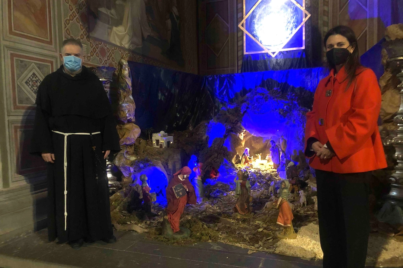 Padre Bocci con Irene Sanesi, presidente dell'Opera Santa Croce
