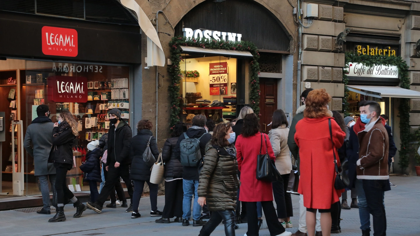 Code fuori dai negozi a Firenze (New Press Photo)