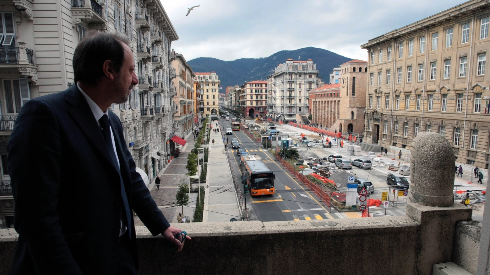 Il sindaco Massimo Federici sullo sfondo di piazza Verdi