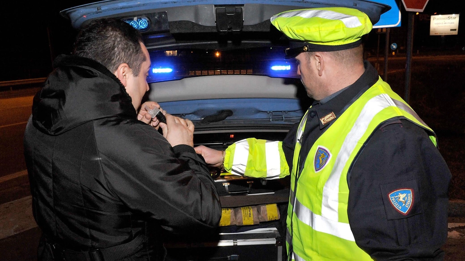 Porsche sbanda in centro: ubriaco il conducente Porsche sbanda in centro: ubriaco il conducente
