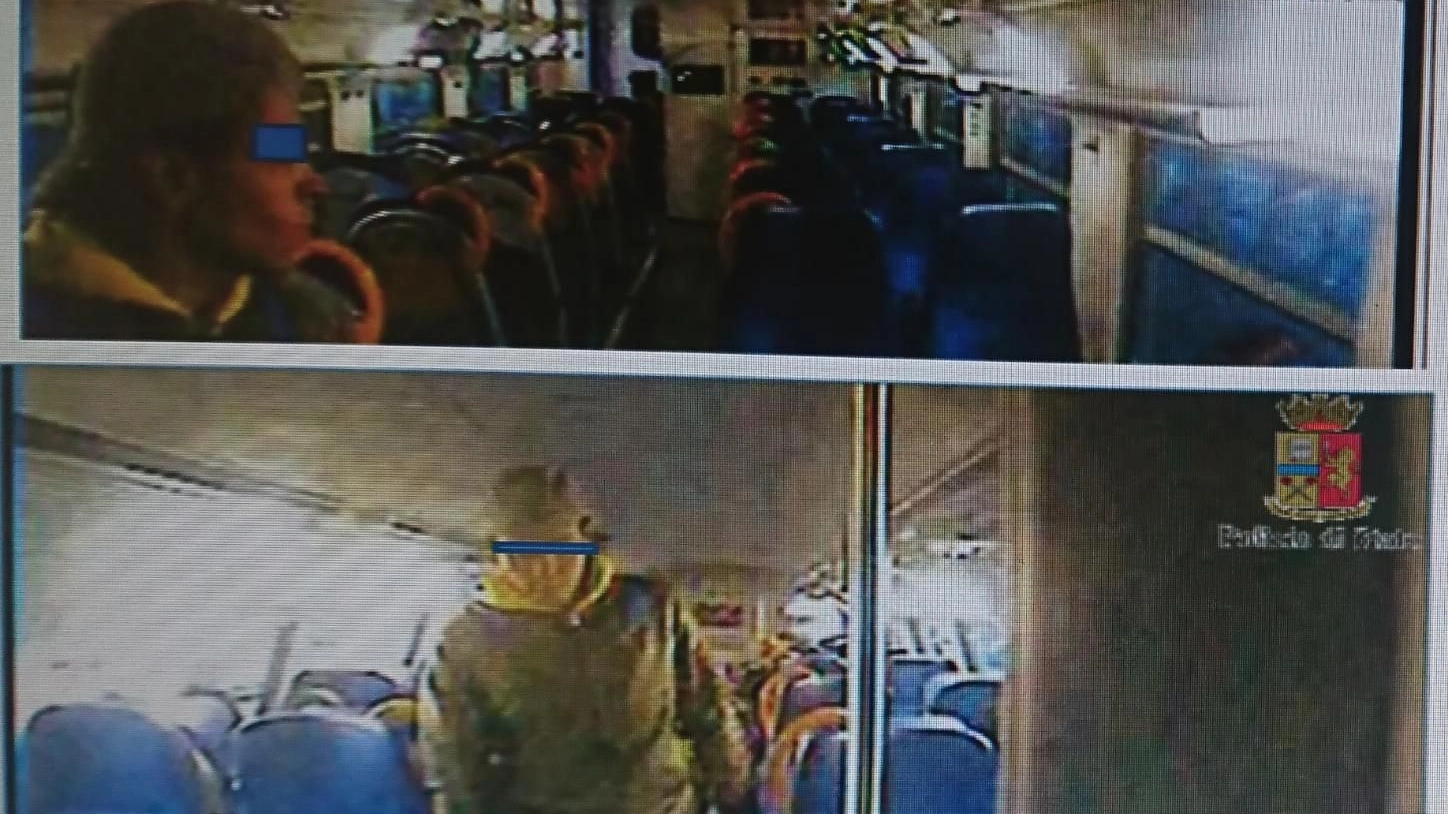 Le immagini delle telecamere sui treni ritraggono il ladro in azione 