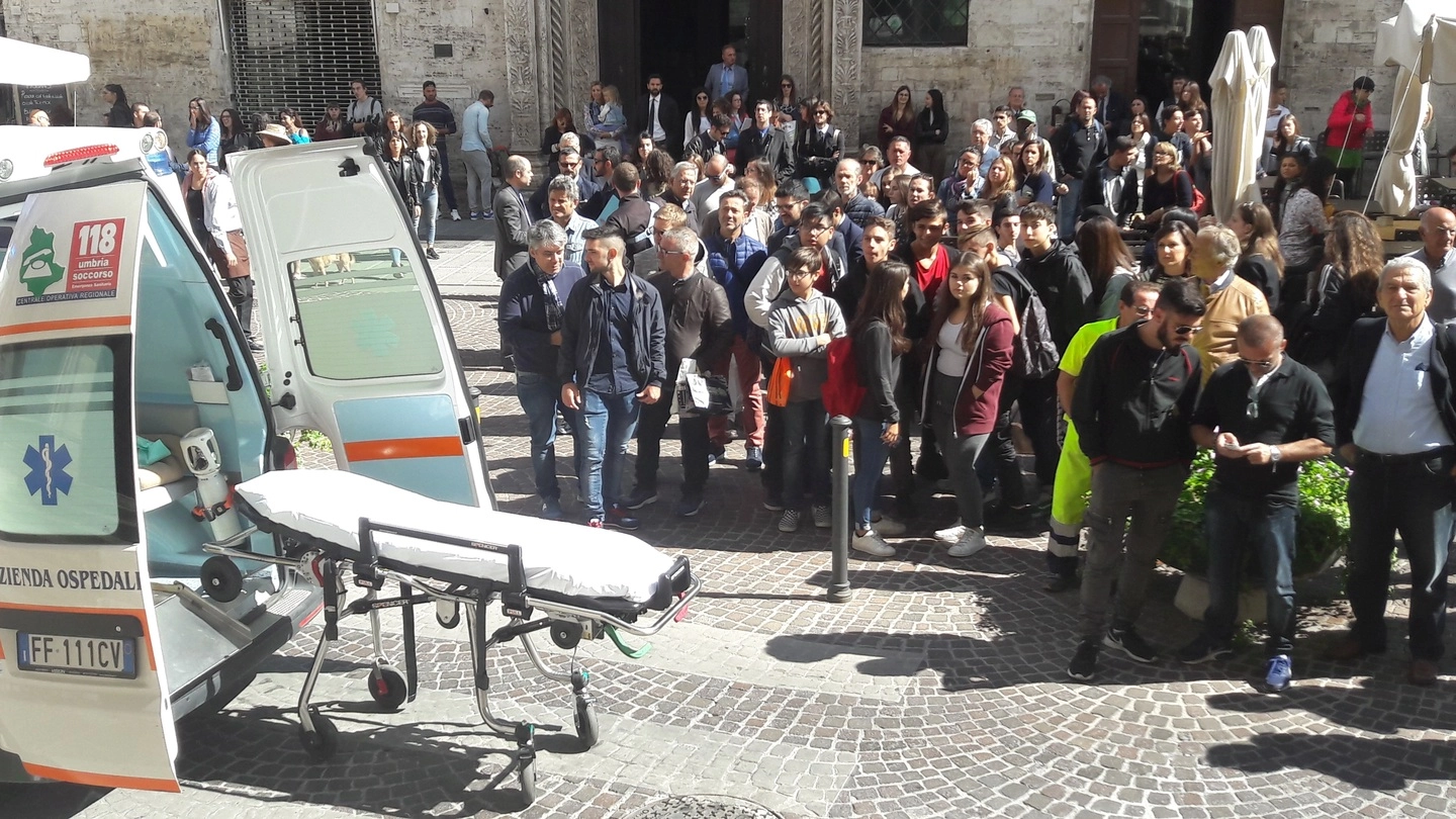 I soccorsi fuori dal tribunale di Perugia (Foto Crocchioni)