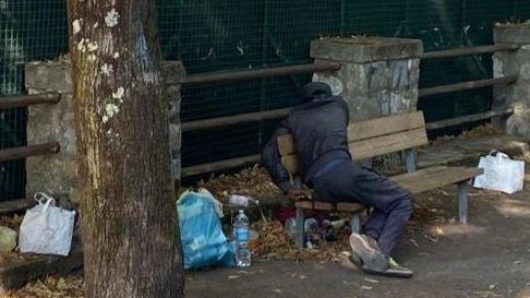 

Una panchina ‘casa’ di un senzatetto a Prato: "Ma il Comune non interviene"