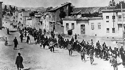 1915, deportazione di civili armeni (Ansa)
