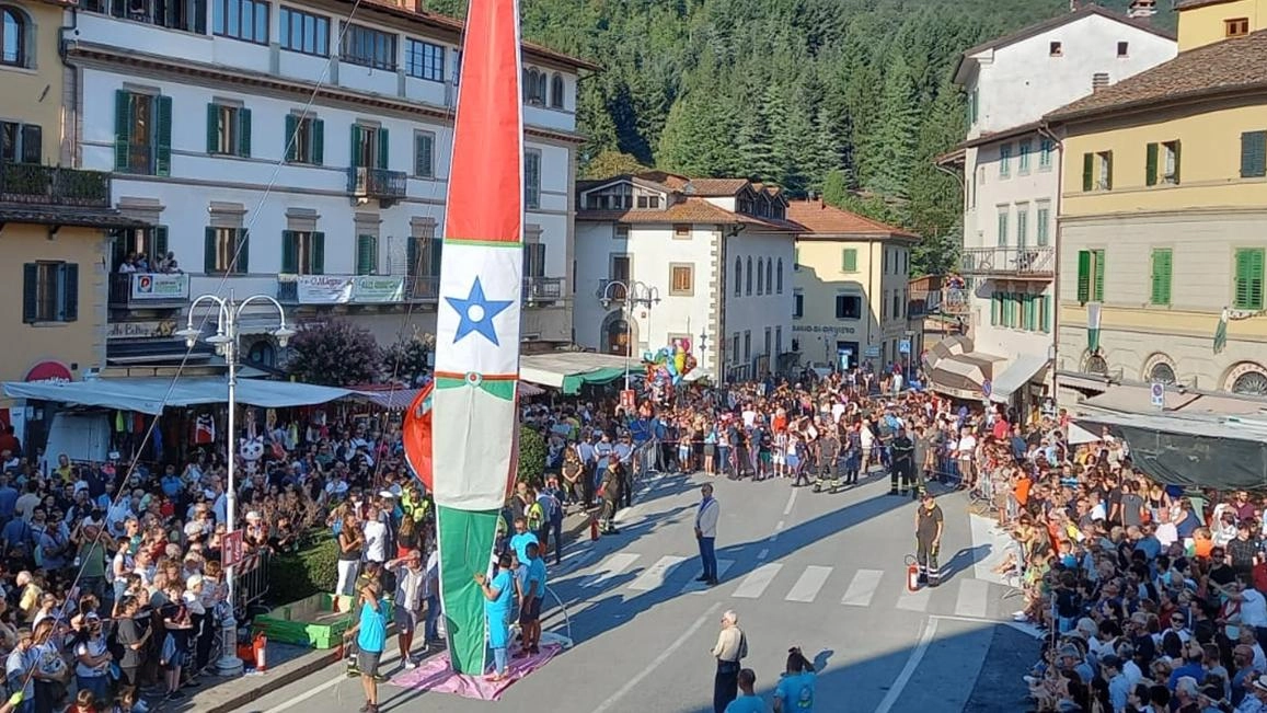 Piazza gremita per Santa Celestina Il Pallone ha superato la prova dopo una riparazione "miracolosa" Piazza gremita per Santa Celestina Il Pallone ha superato la prova dopo una riparazione "miracolosa"
