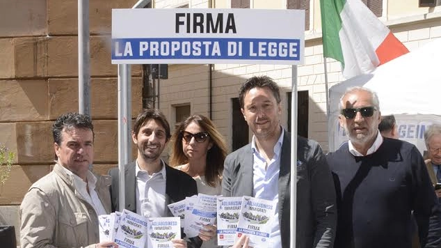 Assessori e consiglieri comunali di Fdi Grosseto per la campagna "Tagliabusiness"