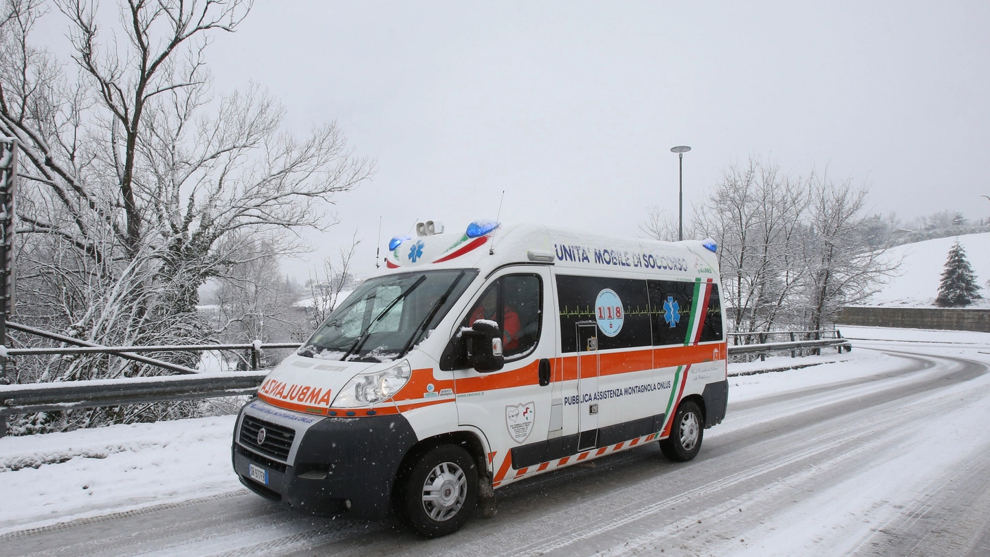Un'ambulanza su una strada innevata 