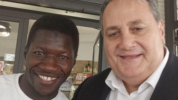 Modou Kara Sene mentre riconsegna il tesserino all’avvocato Lambertucci Modou Kara Sene mentre riconsegna il tesserino all’avvocato Lambertucci