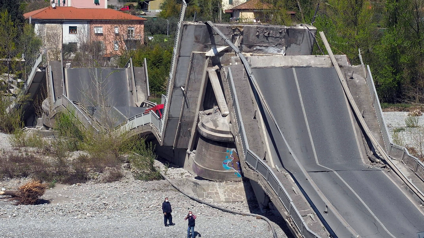 L'impressionante immagine del ponte di Albiano dopo il crollo L'impressionante immagine del ponte di Albiano dopo il crollo