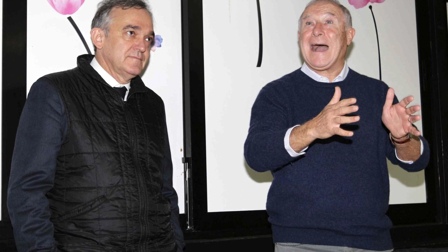 TENSIONI Enrico Rossi e Domenico Lombardi durante l’assemblea di Valdicastello: il presidente non ha gradito l’iniziativa del sindaco
