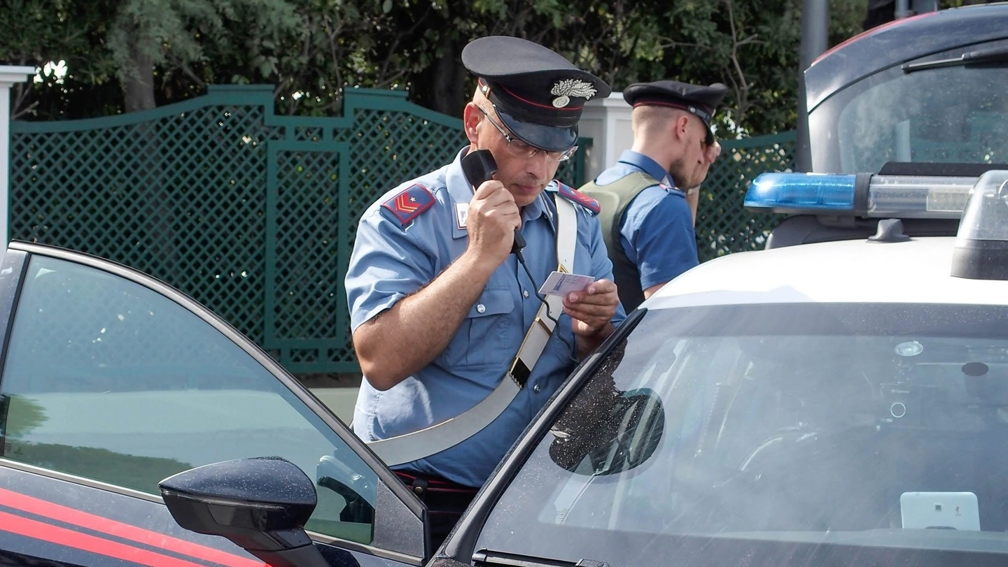 Carabinieri durante un intervento (Foto d’archivio) Carabinieri durante un intervento (Foto d’archivio)