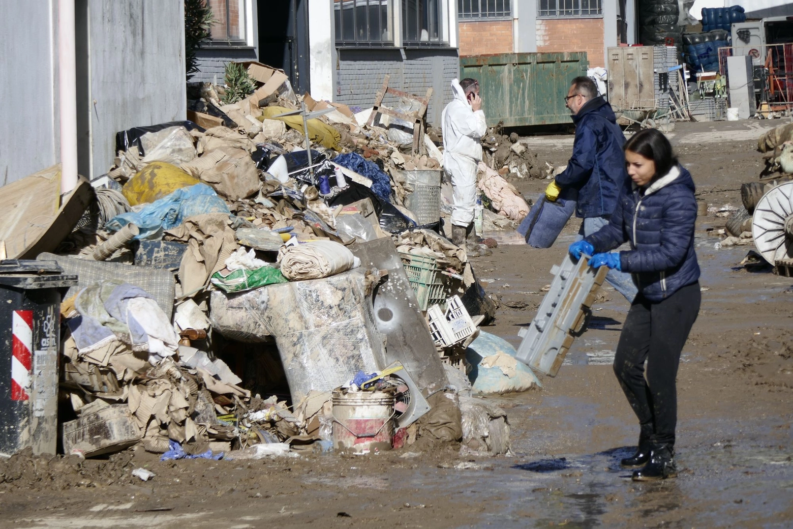 Centomila le tonnellate di rifiuti per le strade dopo l'alluvione (Foto Attalmi)