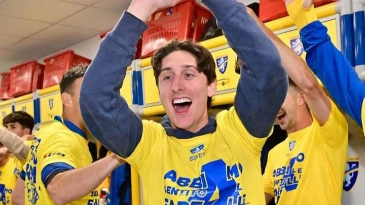 Samuele Mulattieri premiato come miglior calciatore della serie B Samuele Mulattieri premiato come miglior calciatore della serie B