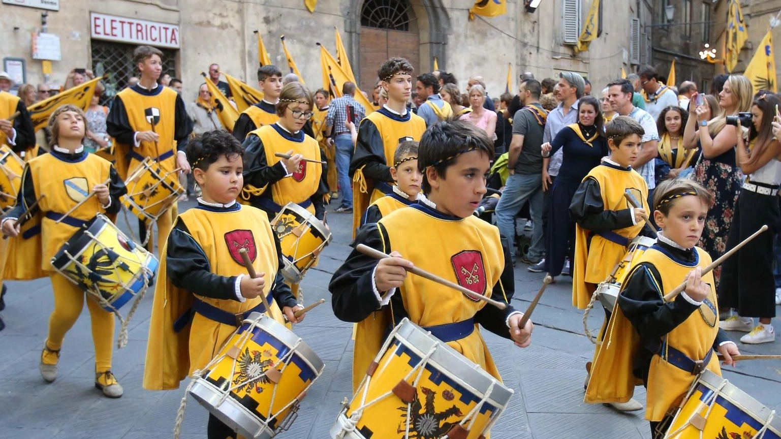 Aquila, via alla festa titolare Borse ’Nonno alto’ e Ricci Aquila, via alla festa titolare Borse ’Nonno alto’ e Ricci