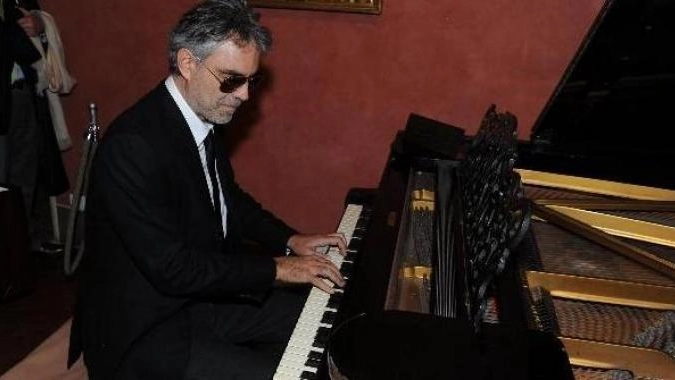 Gennaio 2012: Andrea Bocelli suona il pianoforte di Puccini nella casa museo